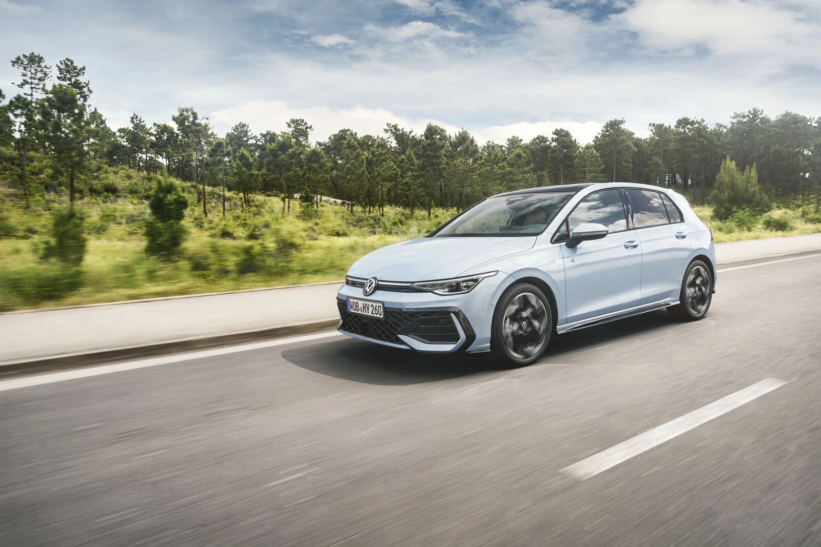 Aktueller Volkswagen Golf Hybrid auf einer Straße, nicht der künftige elektrische ID. Golf