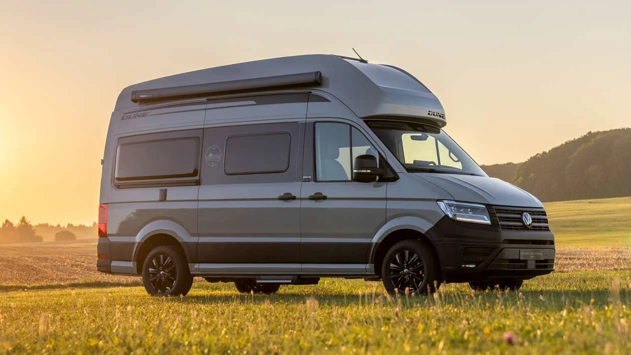 Volkswagen Grand California actualizado visto desde delante y de lado