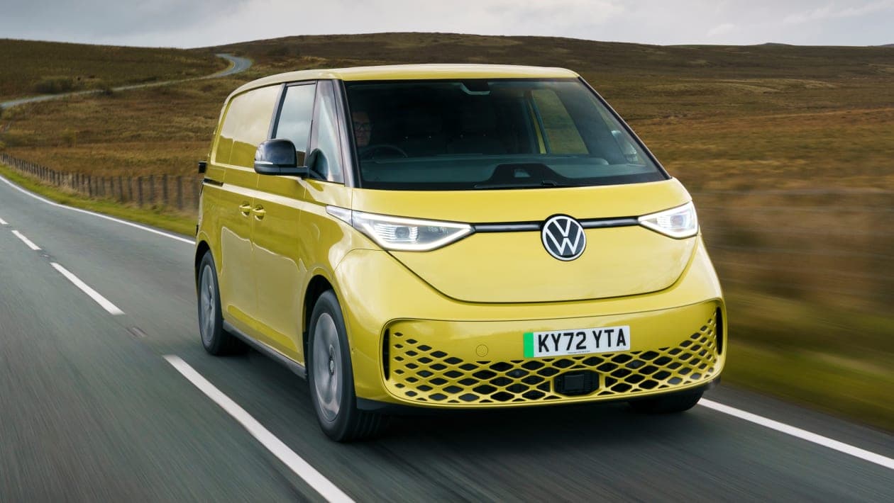 Volkswagen ID. Buzz Cargo galben fotografiat pe șosea