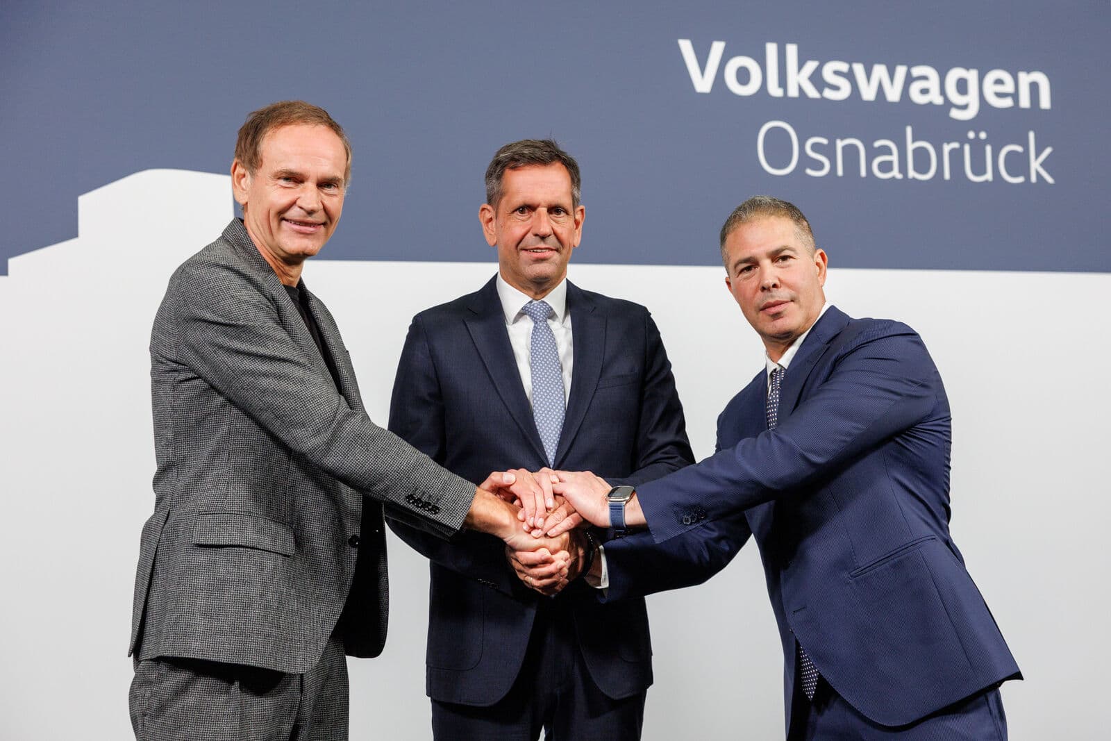 Oliver Blume, Olaf Lies y Tomer Jacob en la presentación del acuerdo para la planta Volkswagen Osnabrück