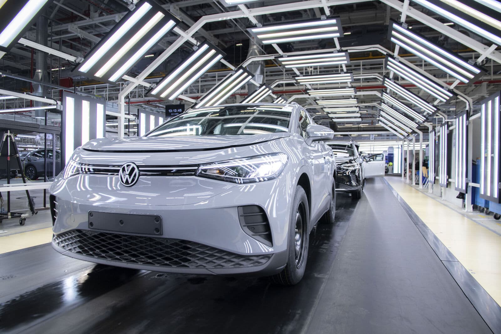 Automóviles eléctricos en la línea de producción de Volkswagen en Emden