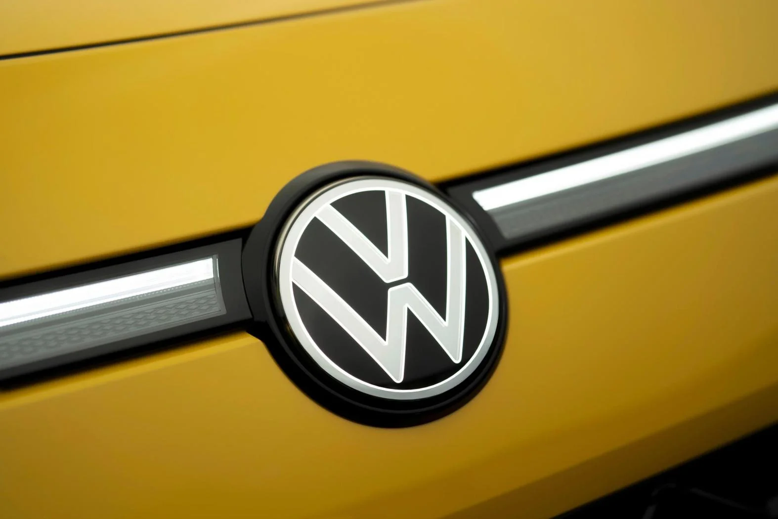 Sigla Volkswagen montată pe partea frontală a unui automobil electric