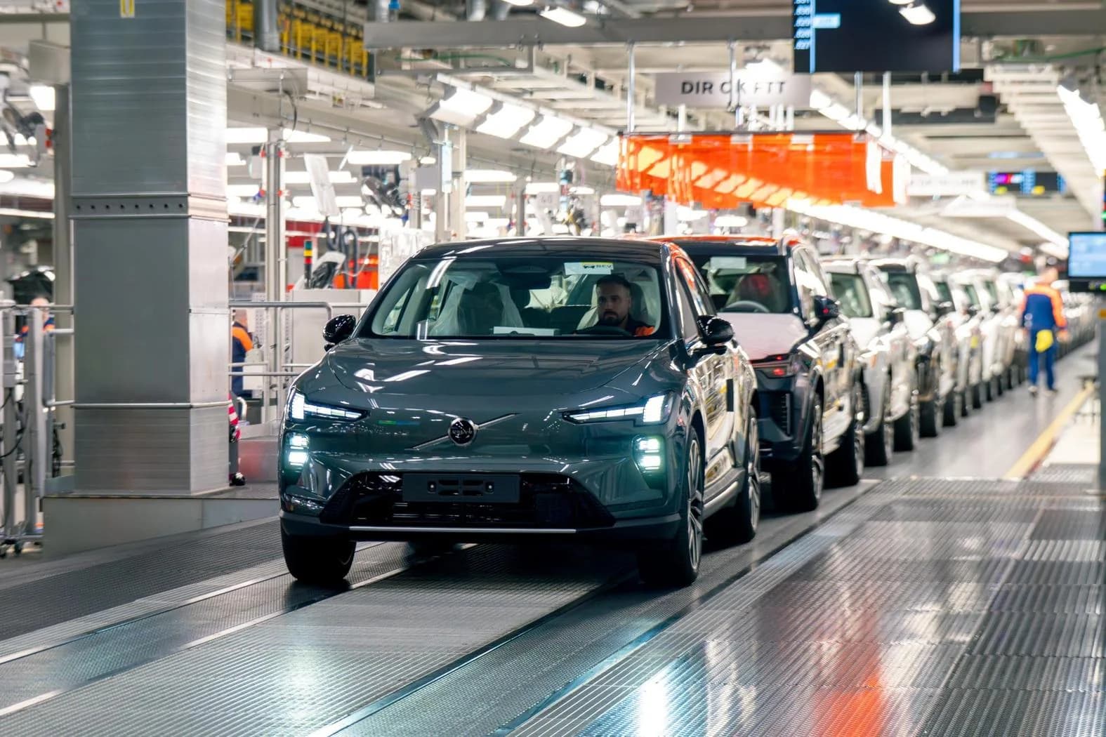 Volvo începe producția modelului EX60 la fabrica din Torslanda, Suedia