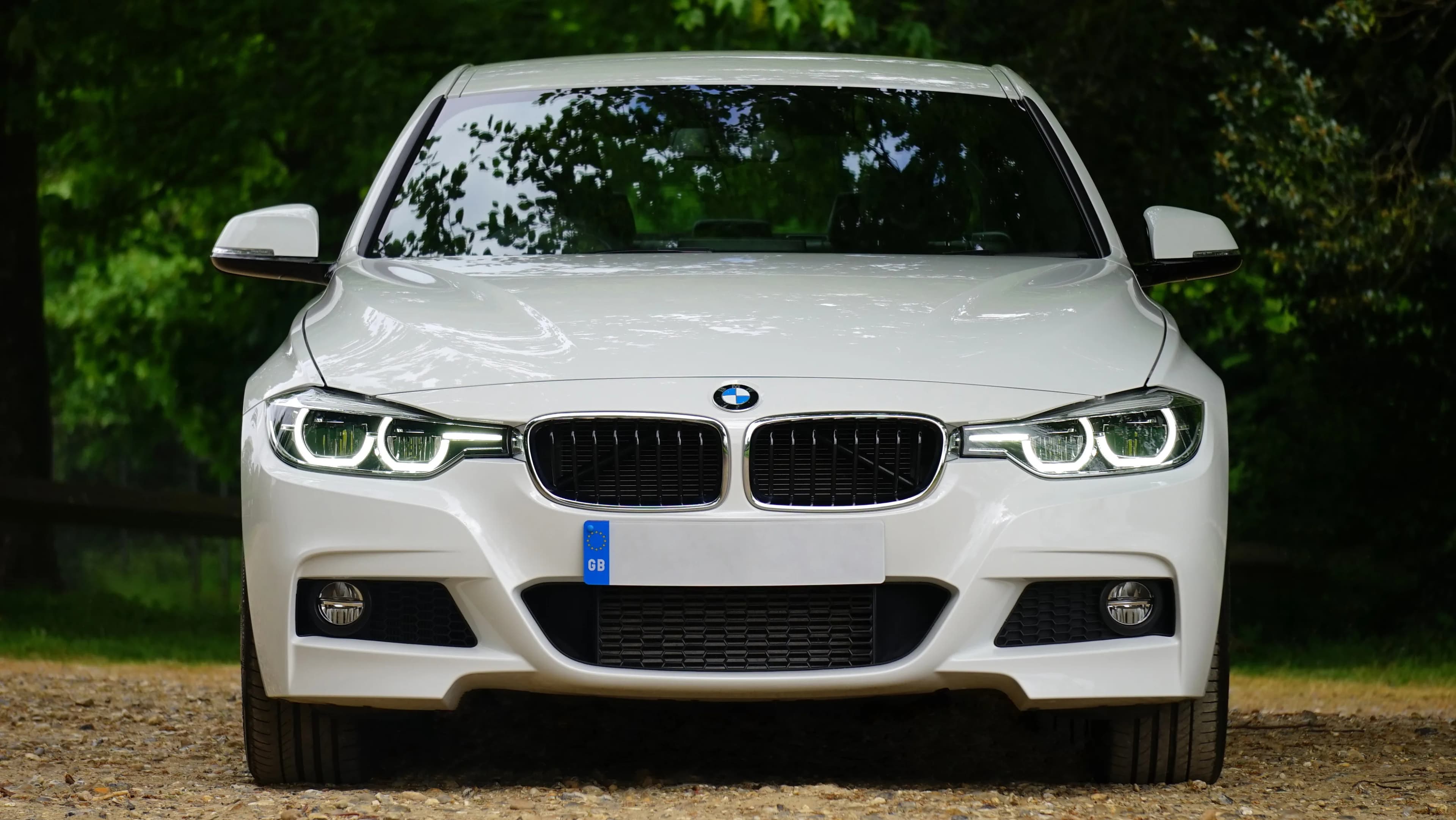 Ein weißer BMW von vorn in einer Außenaufnahme