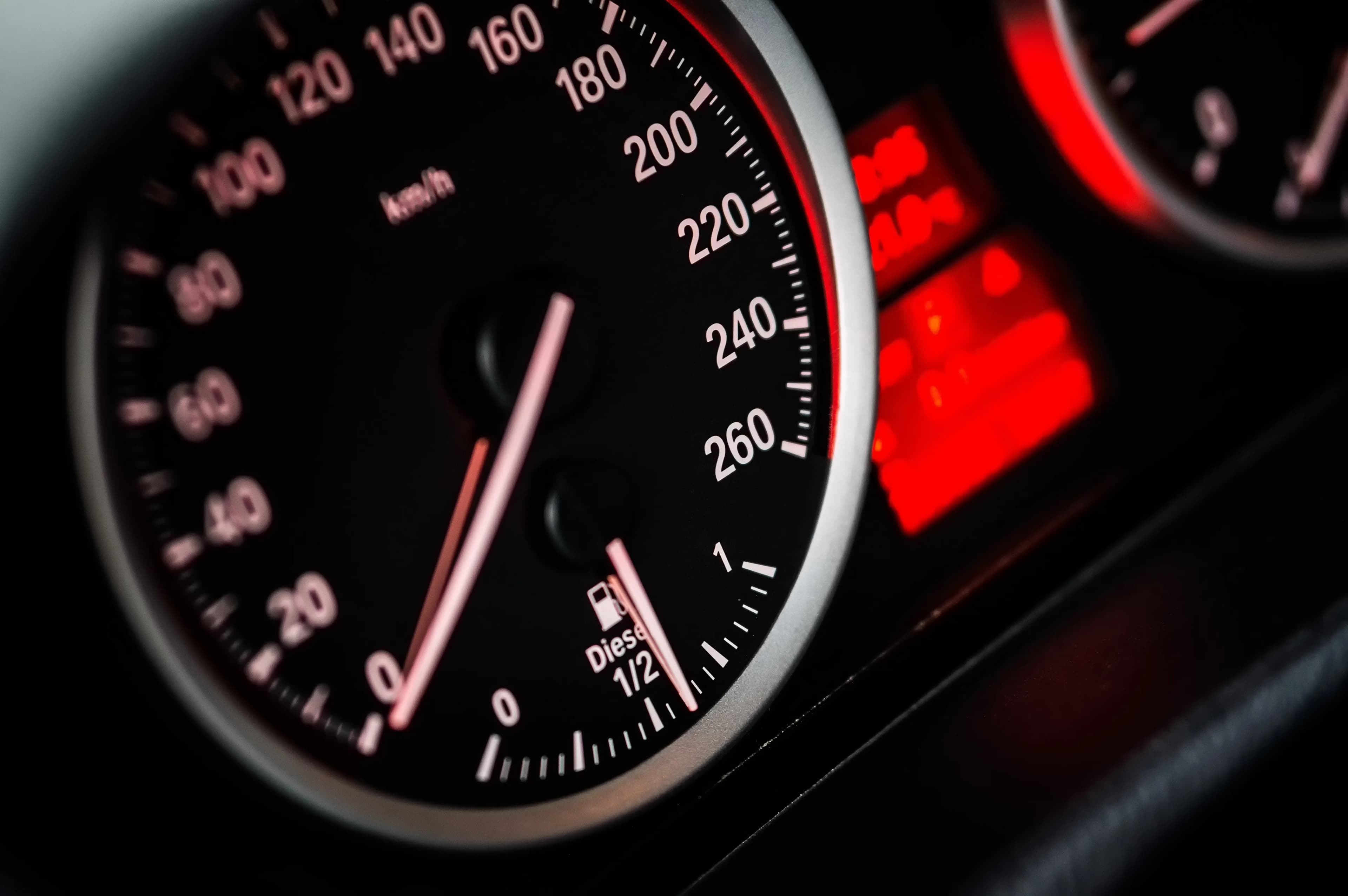 Mai merită să cumperi diesel în România în 2026? Avantaje, costuri și riscuri reale