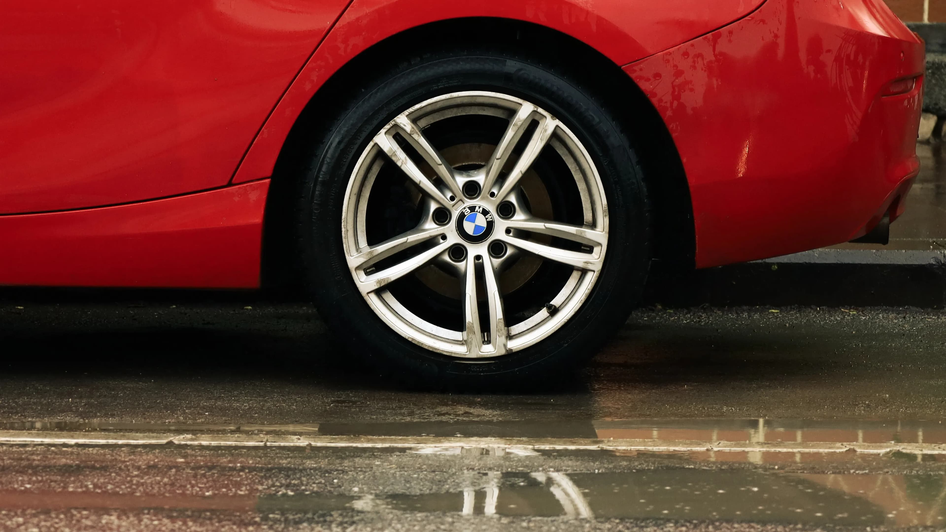 BMW suspendă temporar producția modelului iX1 din cauza deficitului de jante