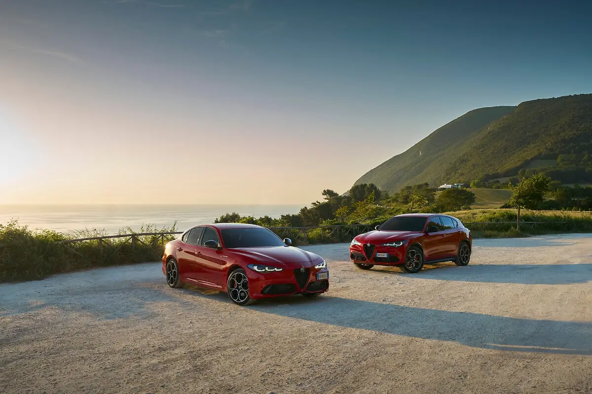 Alfa Romeo Giulia e Stelvio in un paesaggio costiero
