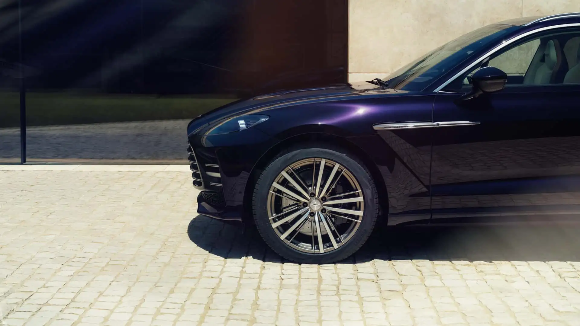 Heckansicht des Aston Martin DBX GT