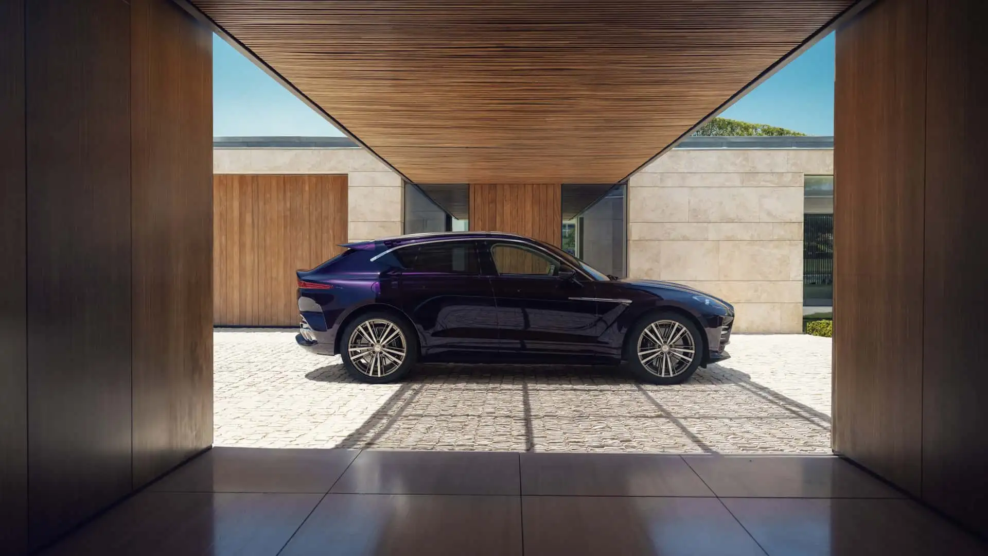 Aston Martin DBX GT in der Seitenansicht