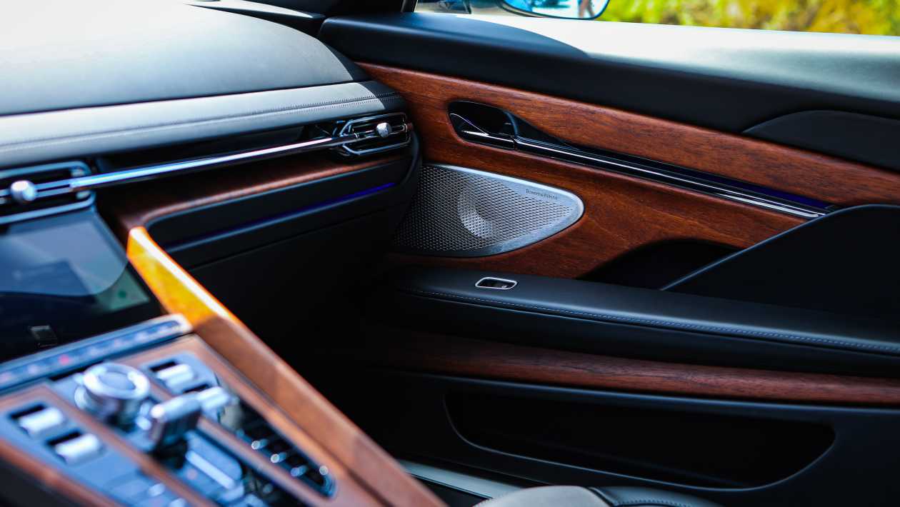 Panouri de uși cu lemn în Aston Martin Heritage Edition