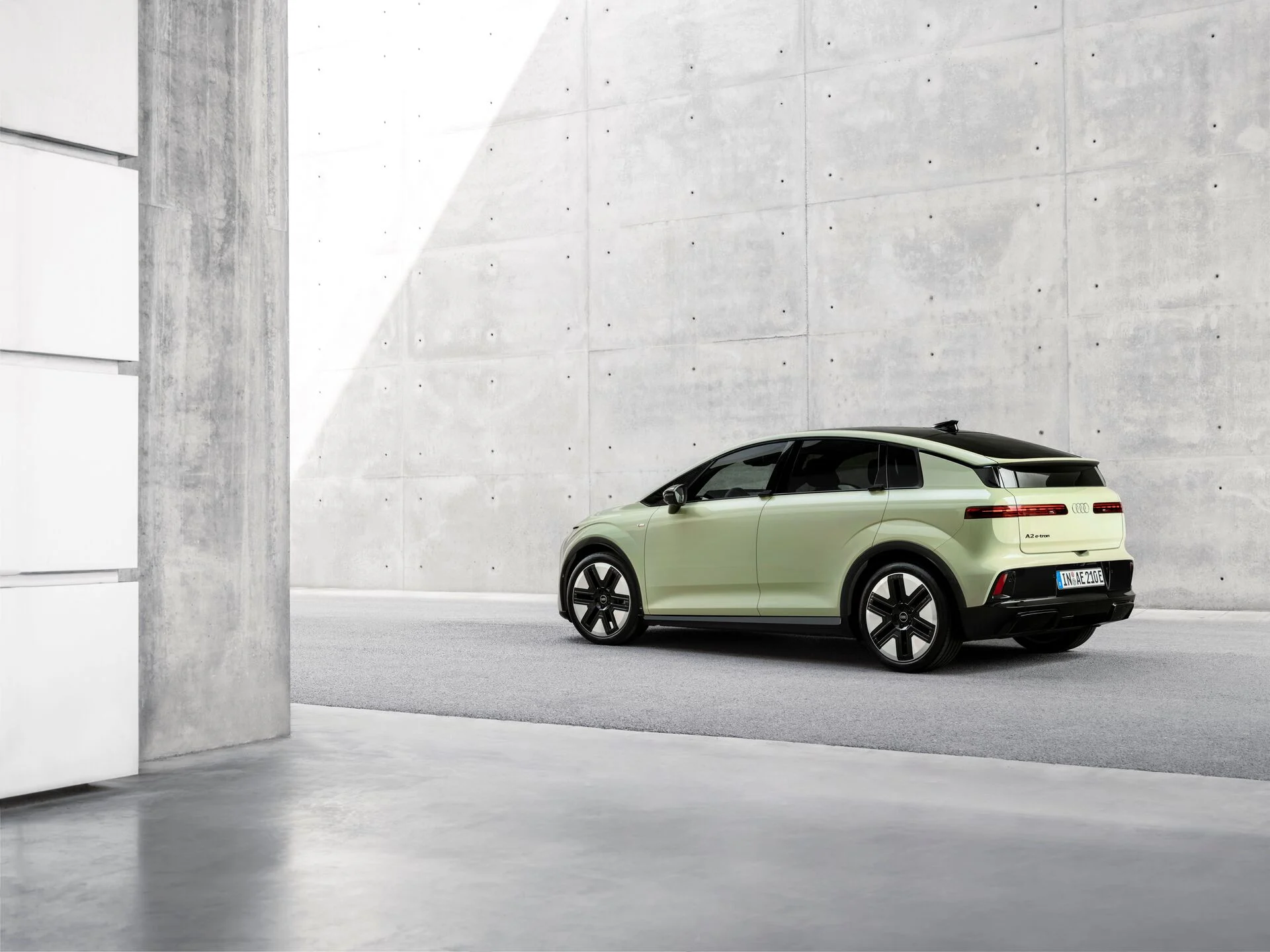 Audi A2 e-tron visto desde atrás