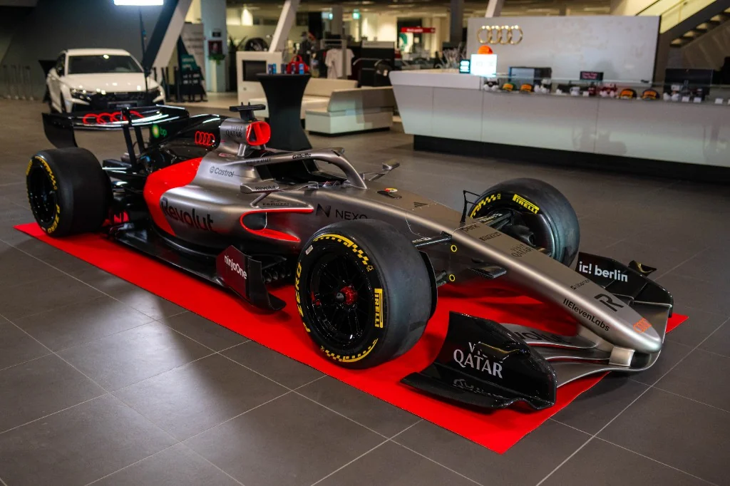 Monopostul Audi R26 în showroom-ul Audi de la Porsche Pipera