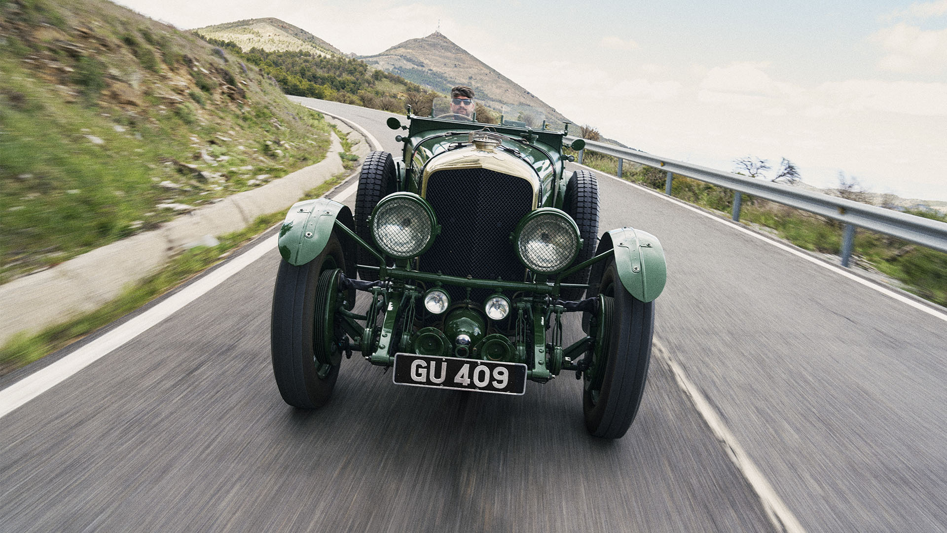 Bentley Speed Six en una carretera de montaña