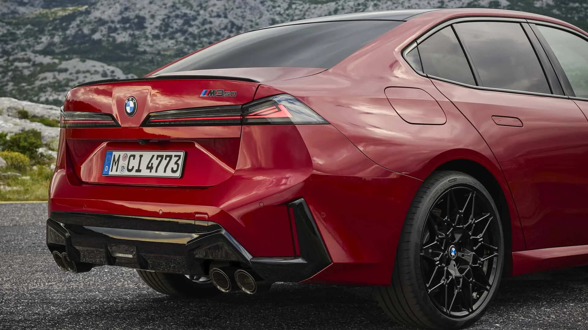 La parte trasera del nuevo BMW Serie 3 M350 xDrive