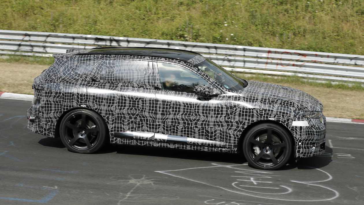 El prototipo BMW iX5 M visto de lado en Nürburgring