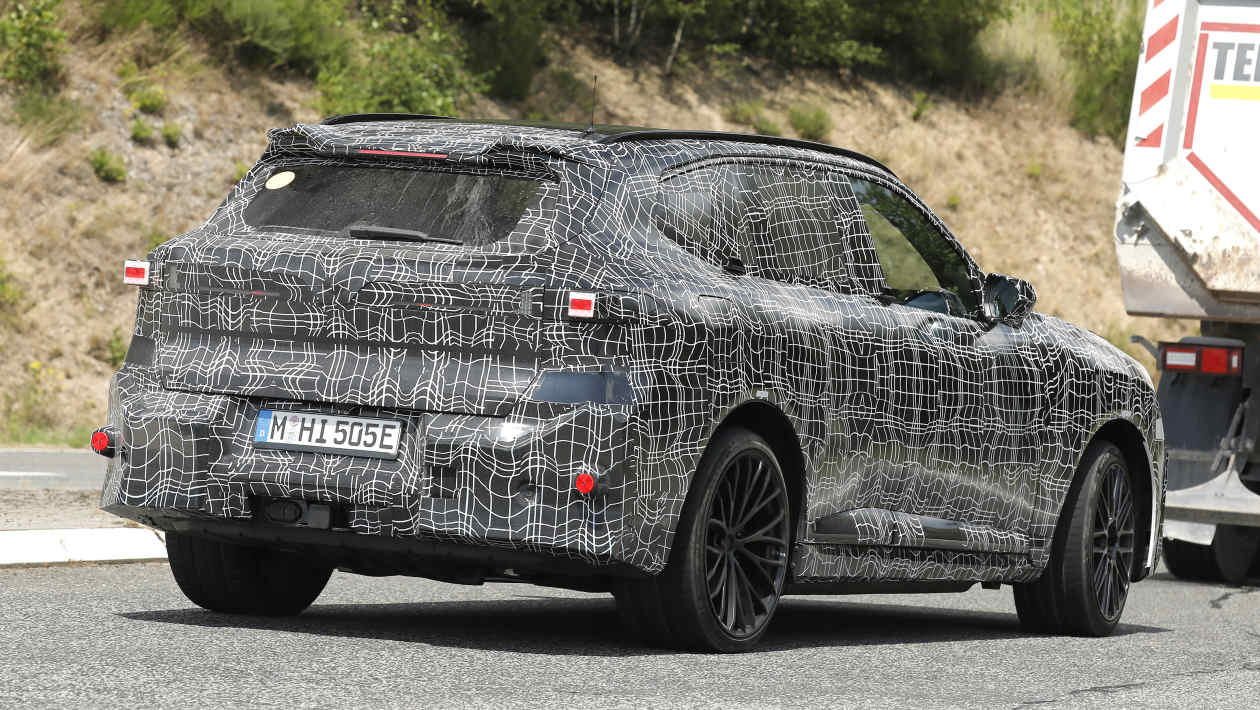 El prototipo BMW iX5 M eléctrico seguido desde atrás en el circuito