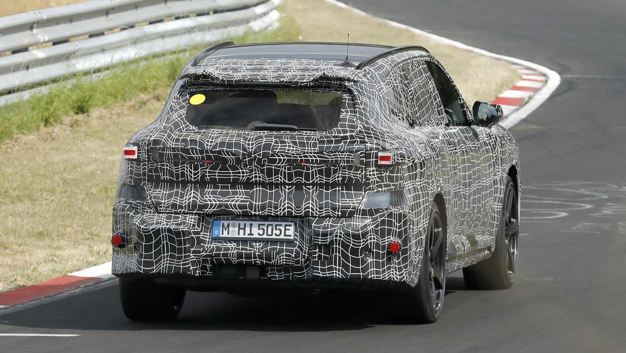 BMW iX5 M eléctrico fotografiado desde atrás durante las pruebas
