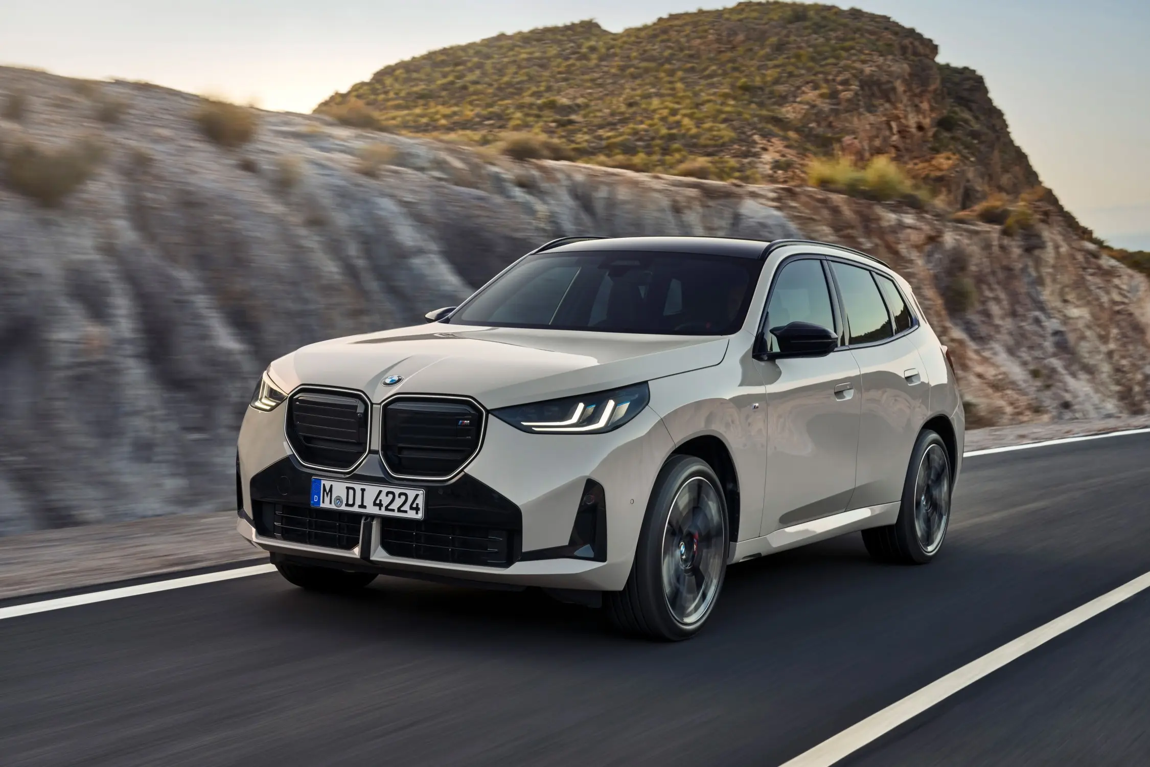 BMW X3 M50 xDrive într-o vedere laterală de trei sferturi