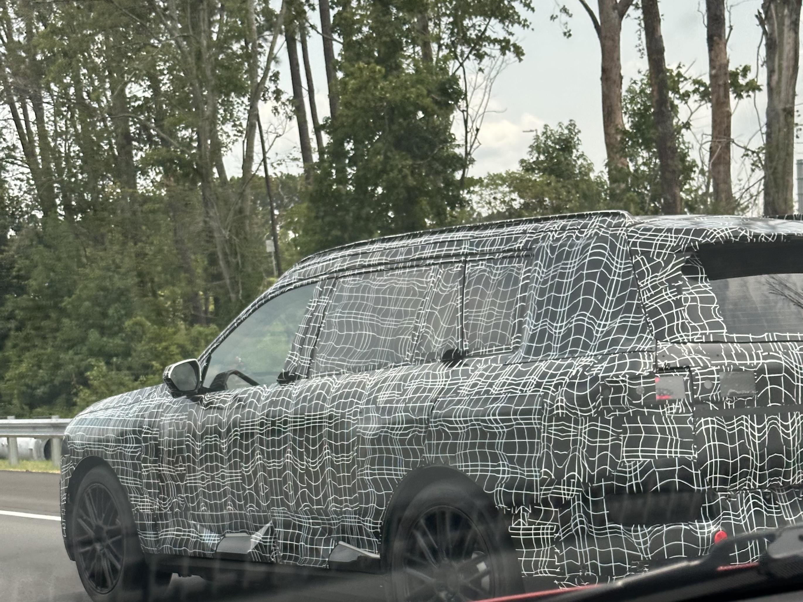 Prototipul noului BMW X7 fotografiat din lateral în timpul testelor pe șosea
