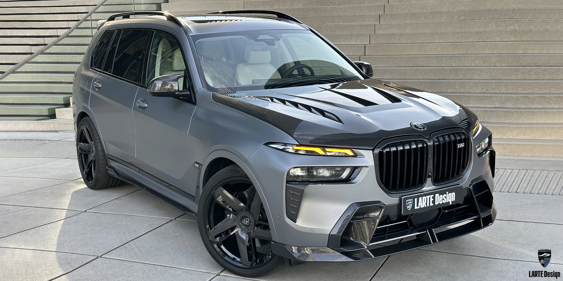 Detalle lateral de un BMW X7 equipado con el paquete Larte