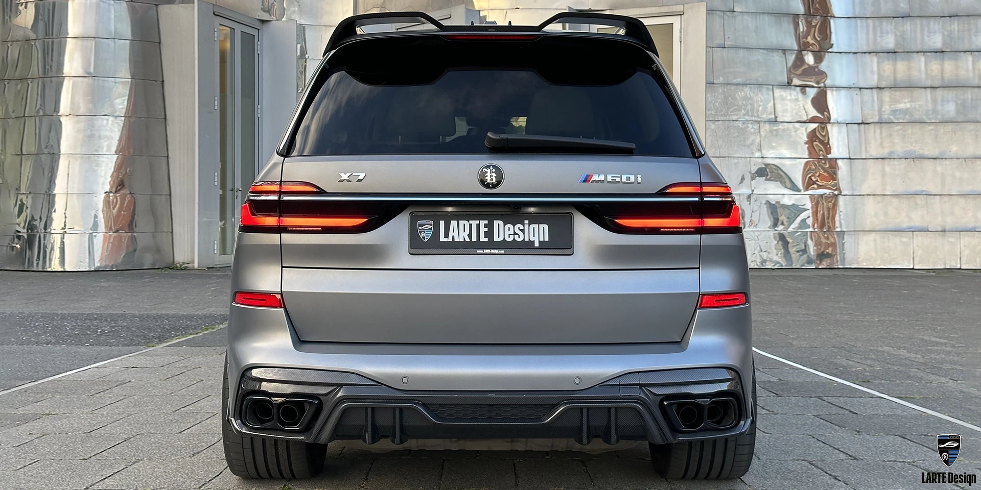 Trasera de un BMW X7 con difusor y salidas de escape Larte
