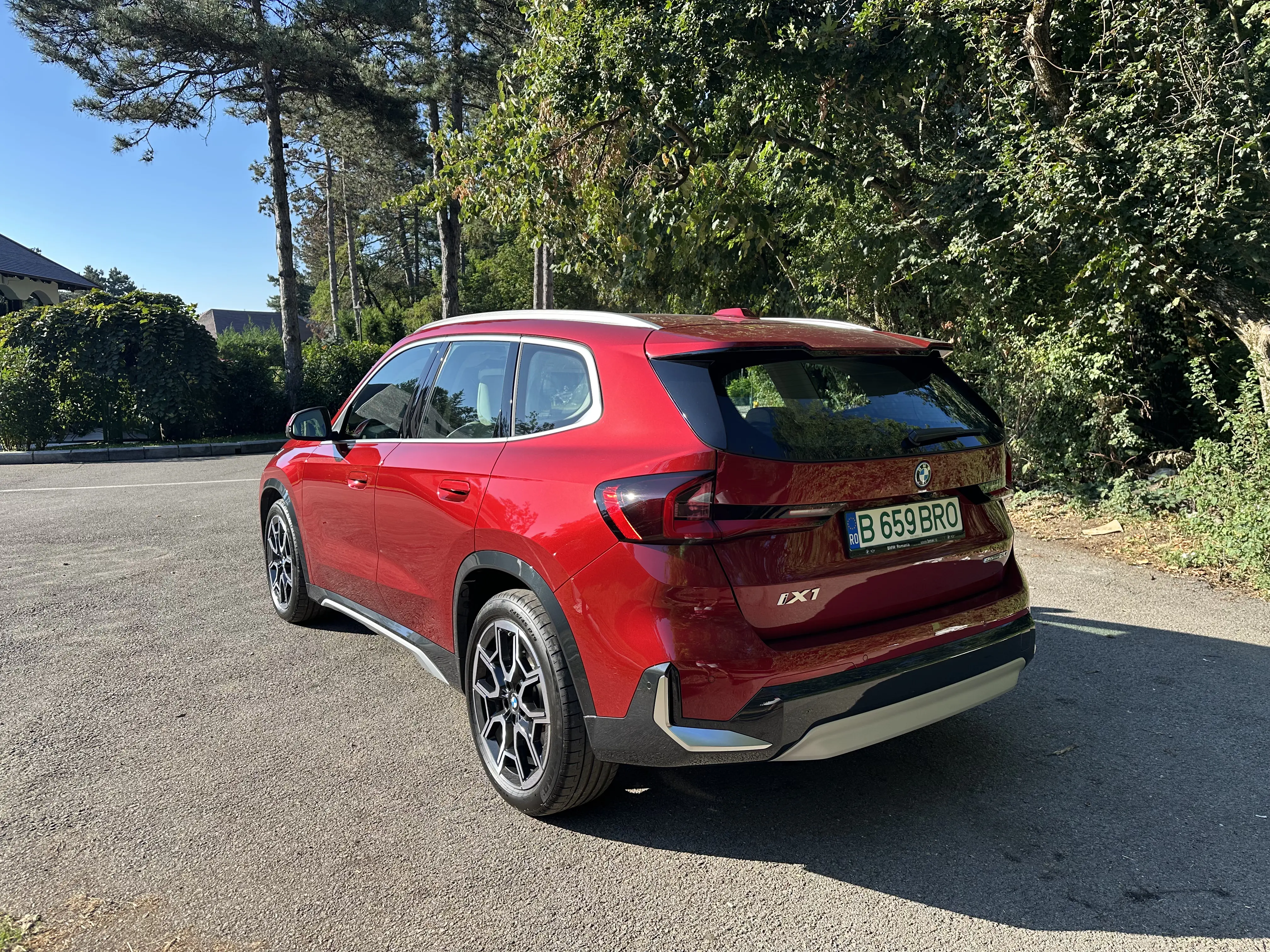 BMW iX1 eDrive20 2026 aus der hinteren Perspektive