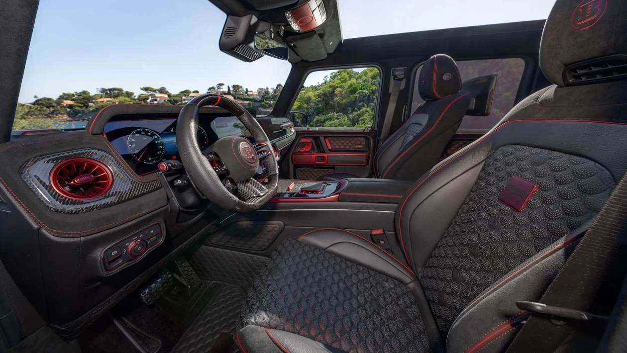 L’abitacolo della BRABUS 900 Rocket Edition Cabrio con pelle, Alcantara e dettagli rossi