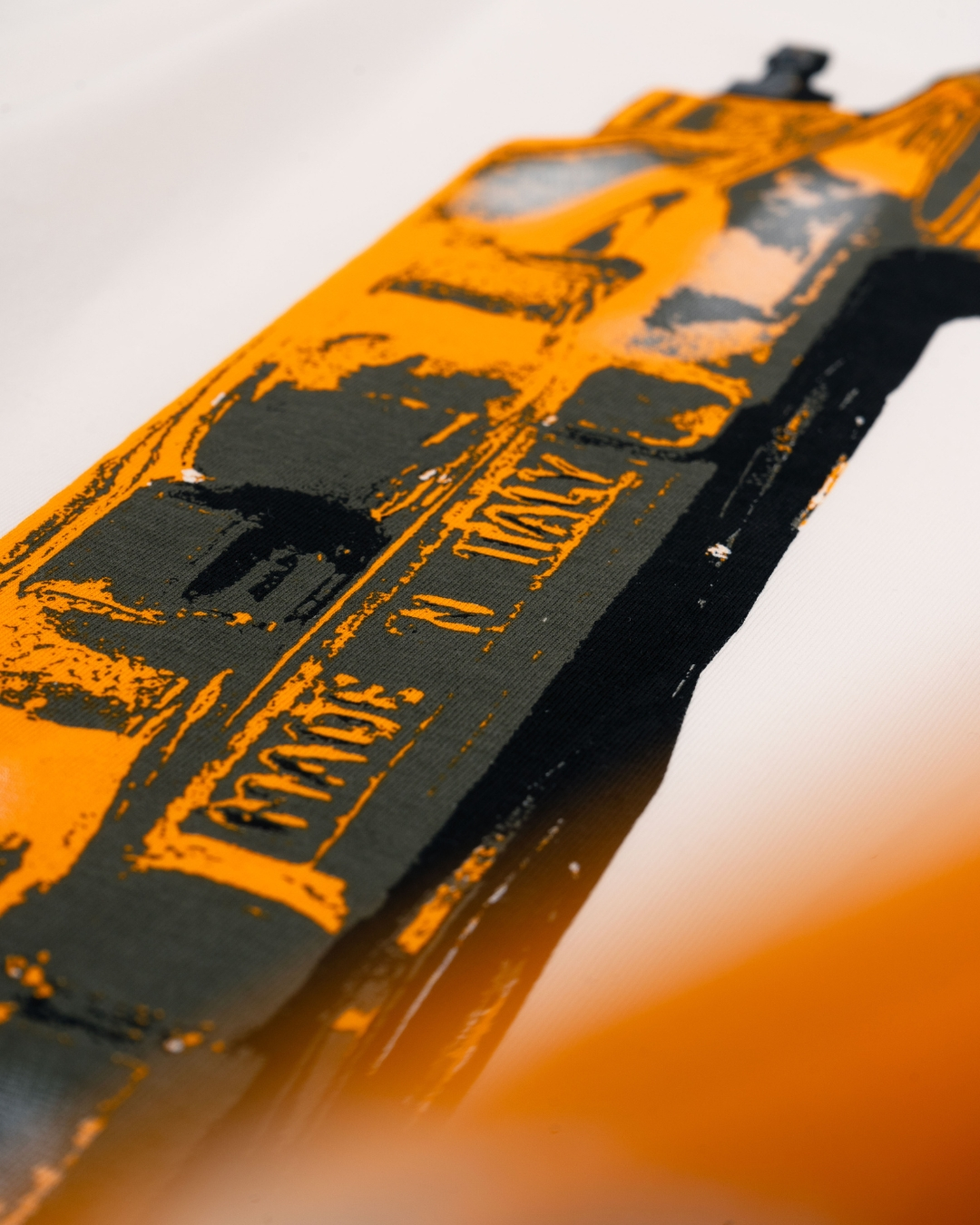 Detalle del estampado inspirado en una pinza Brembo
