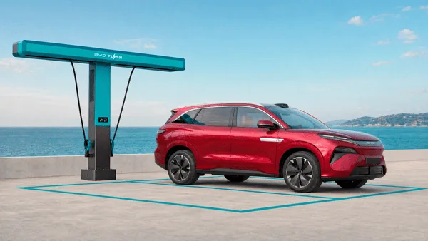 BYD Atto 8 von der Seite