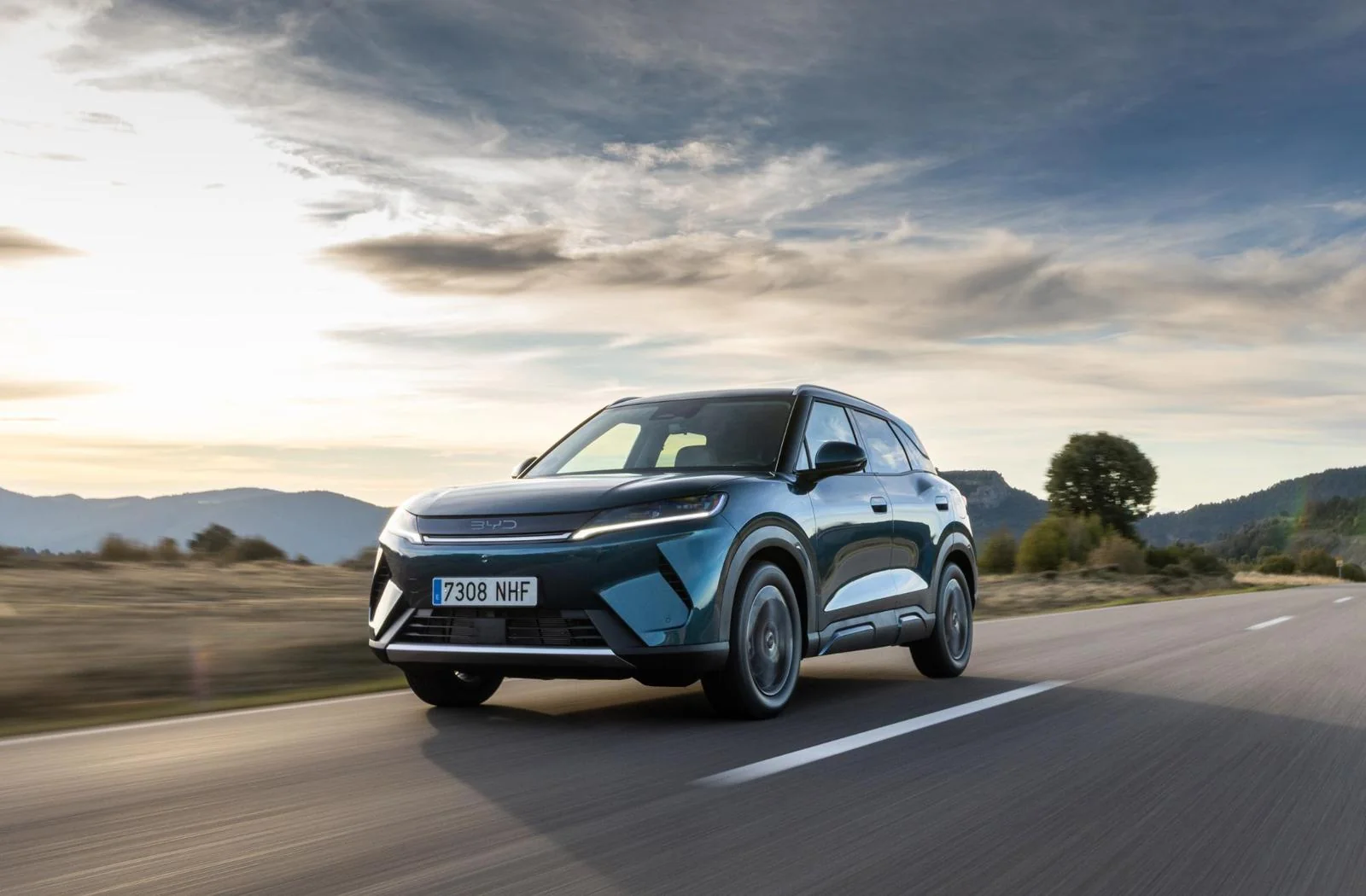BYD Atto 2 DM-i, SUV plug-in hybrid disponibil în România