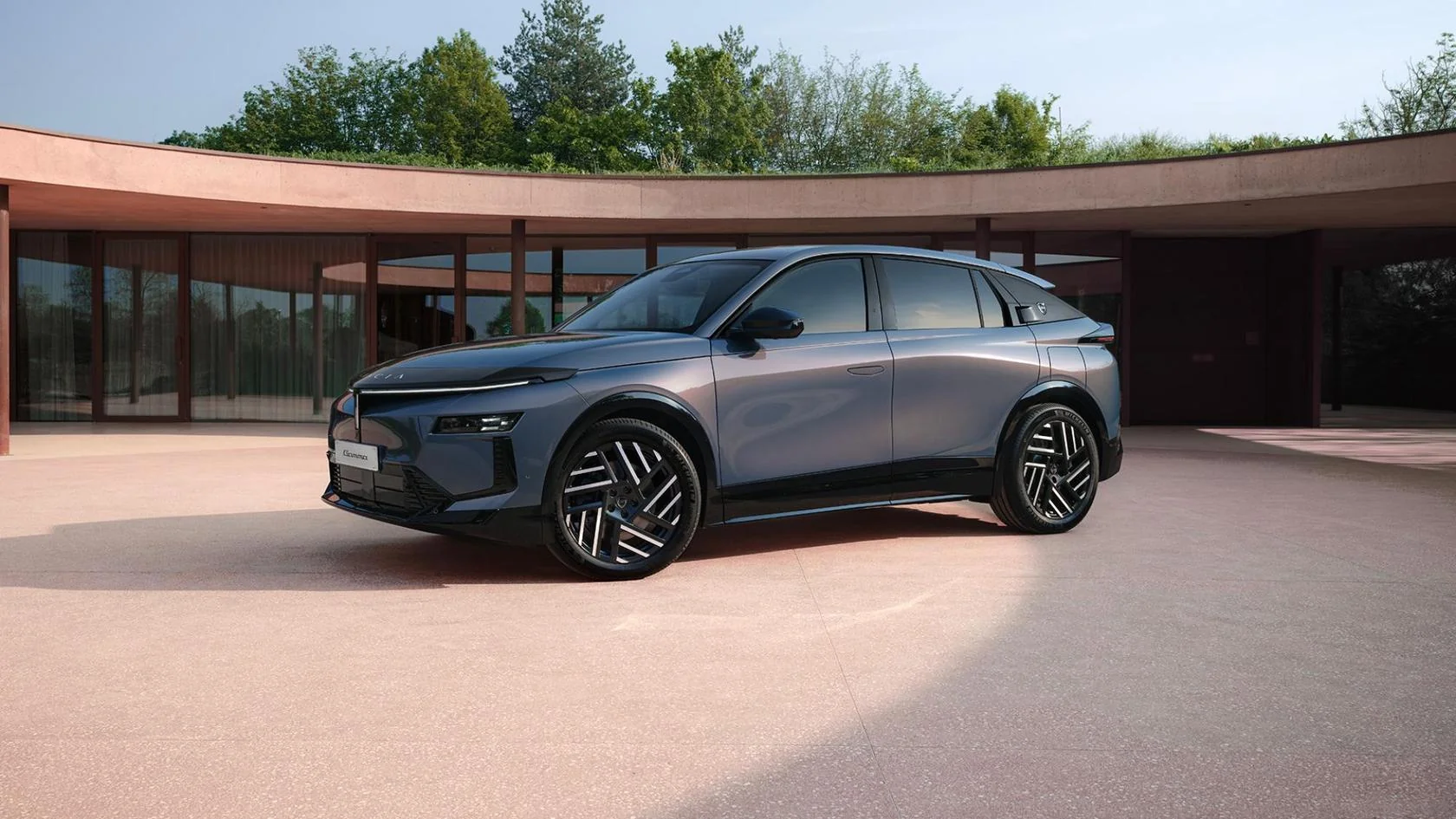 crossover coupe disponibil în trei versiuni electrice