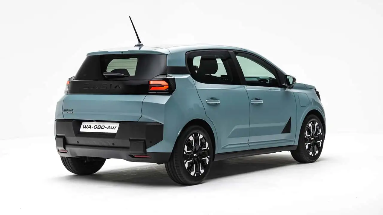 El nuevo Dacia Spring, visto desde atrás