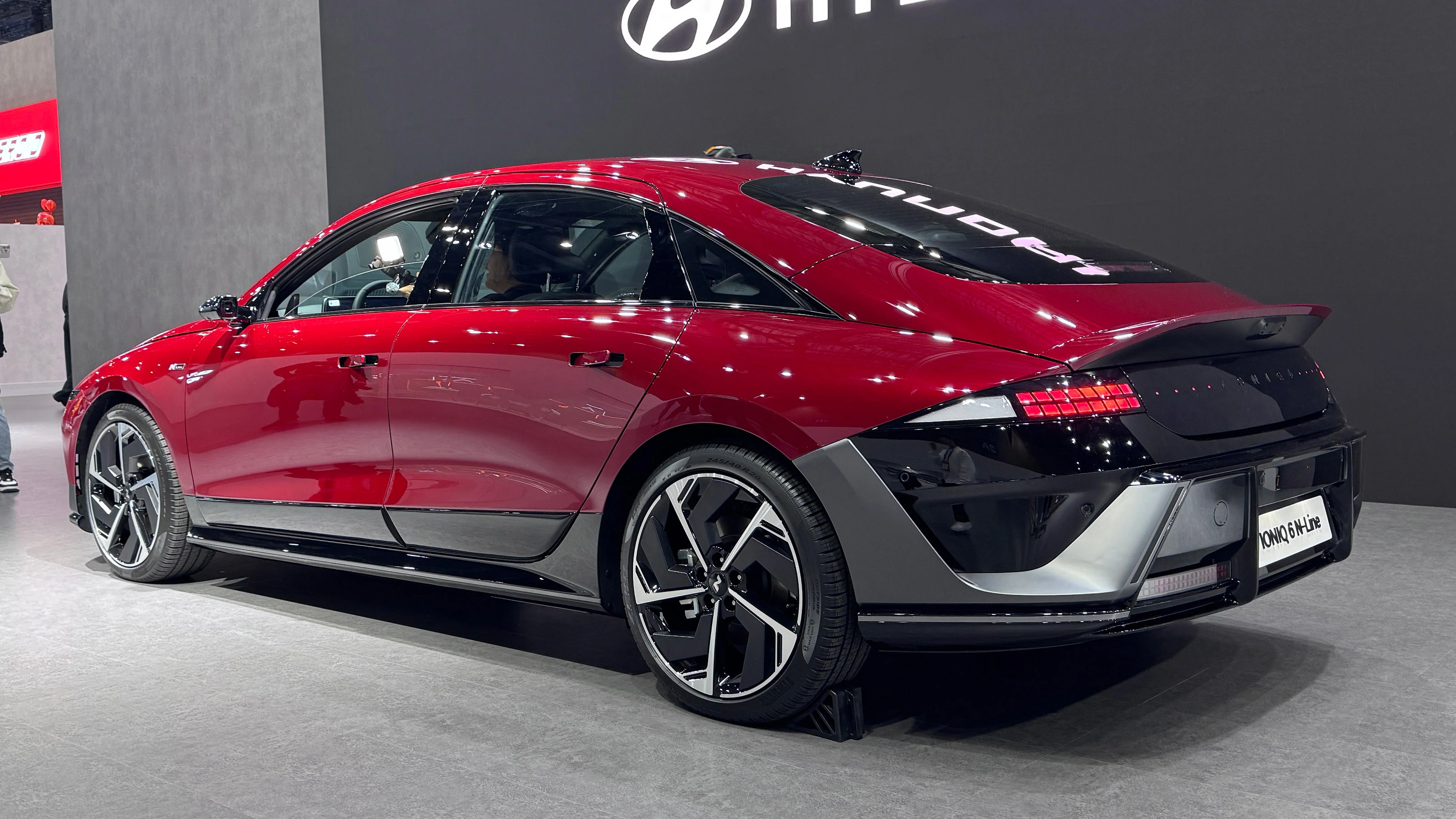Hyundai Ioniq 6 facelift visto desde atrás