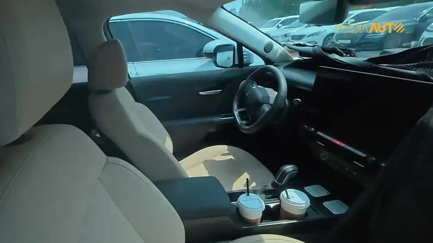Interiorul prototipului Hyundai Tucson, cu ecran central mare și comenzi fizice