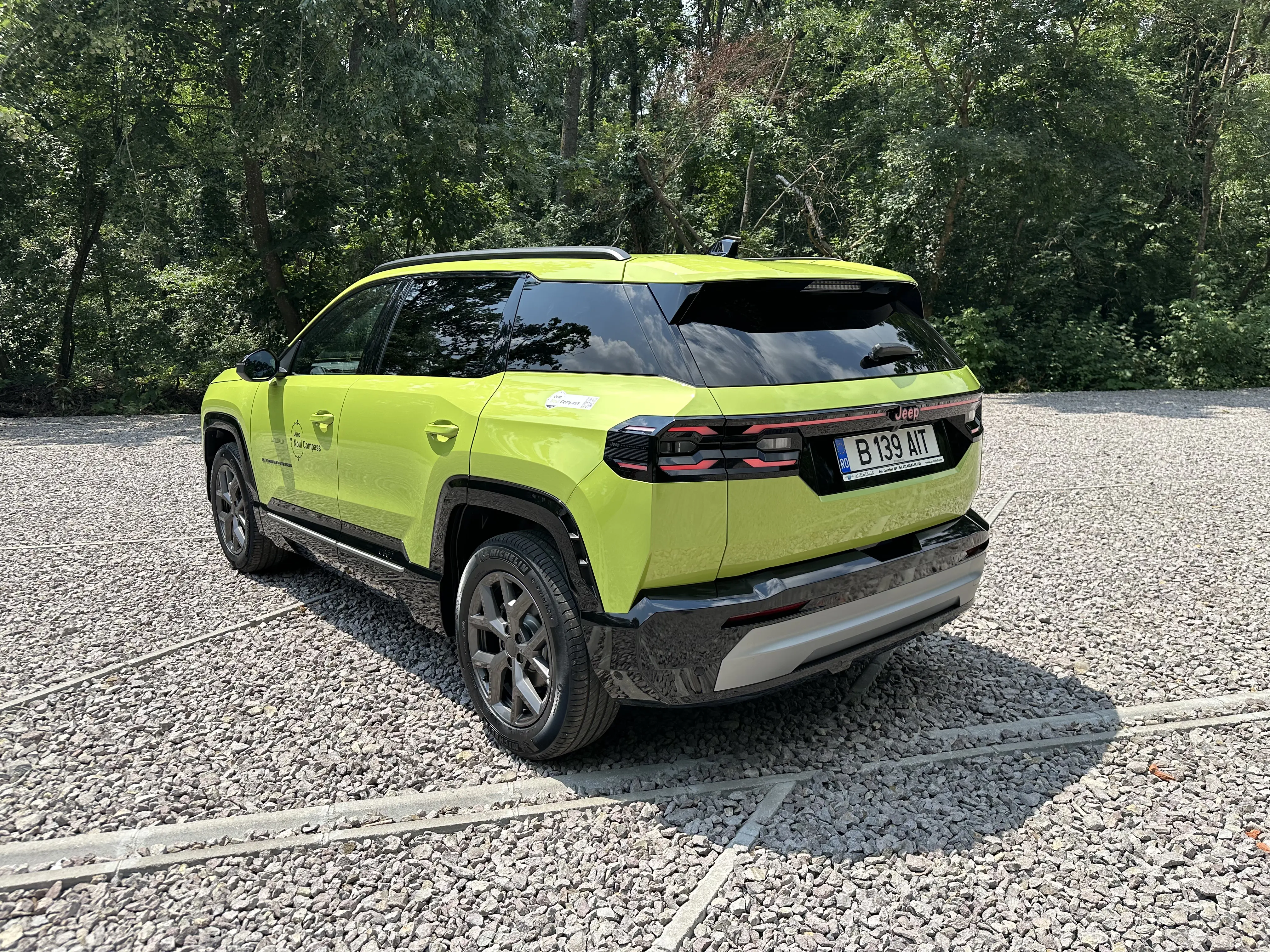 Test drive Jeep Compass e-Hybrid 2026: mai matur, mai spațios, dar este suficient de „Jeep”?
