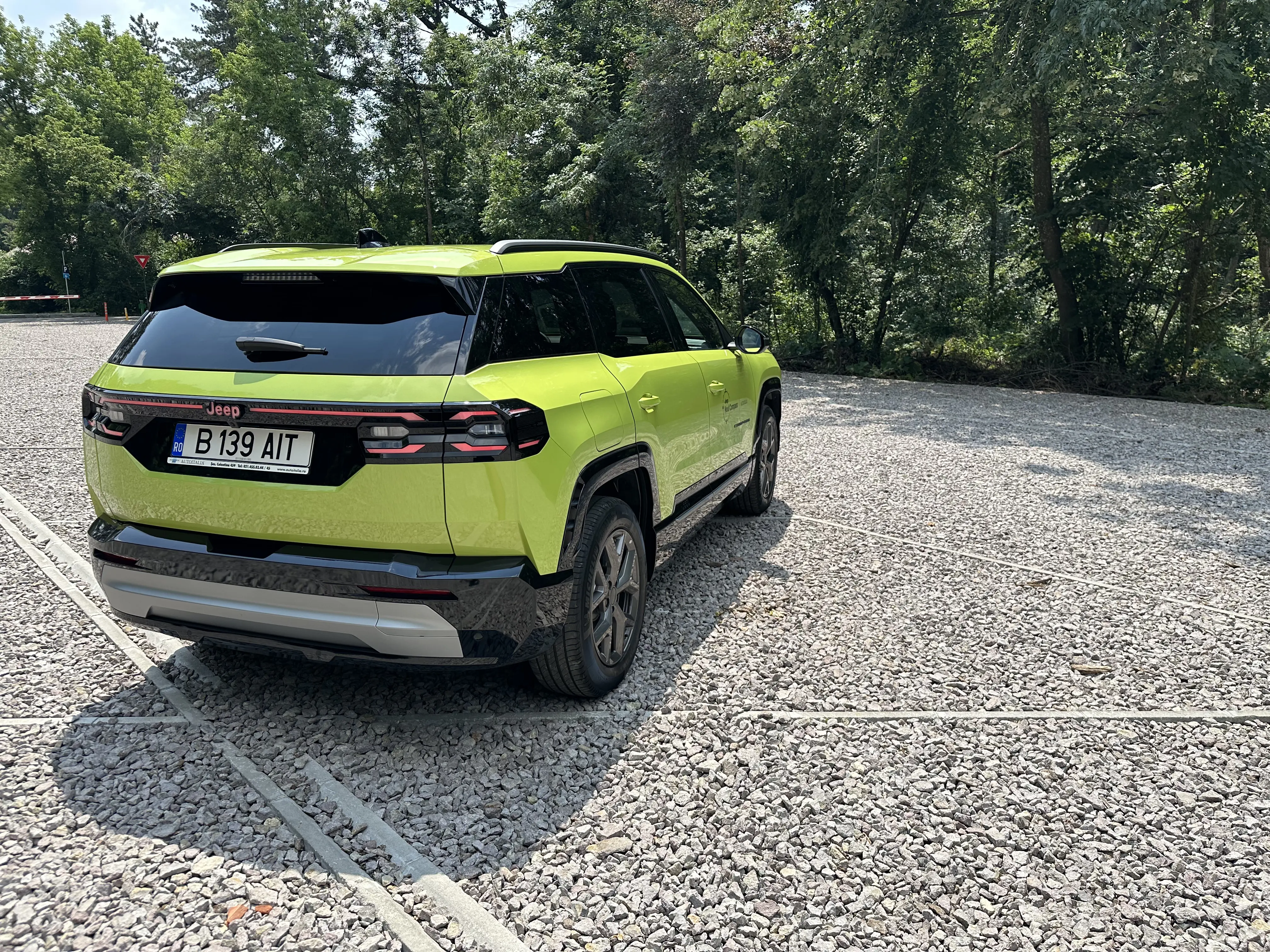 Test drive Jeep Compass e-Hybrid 2026: mai matur, mai spațios, dar este suficient de „Jeep”?