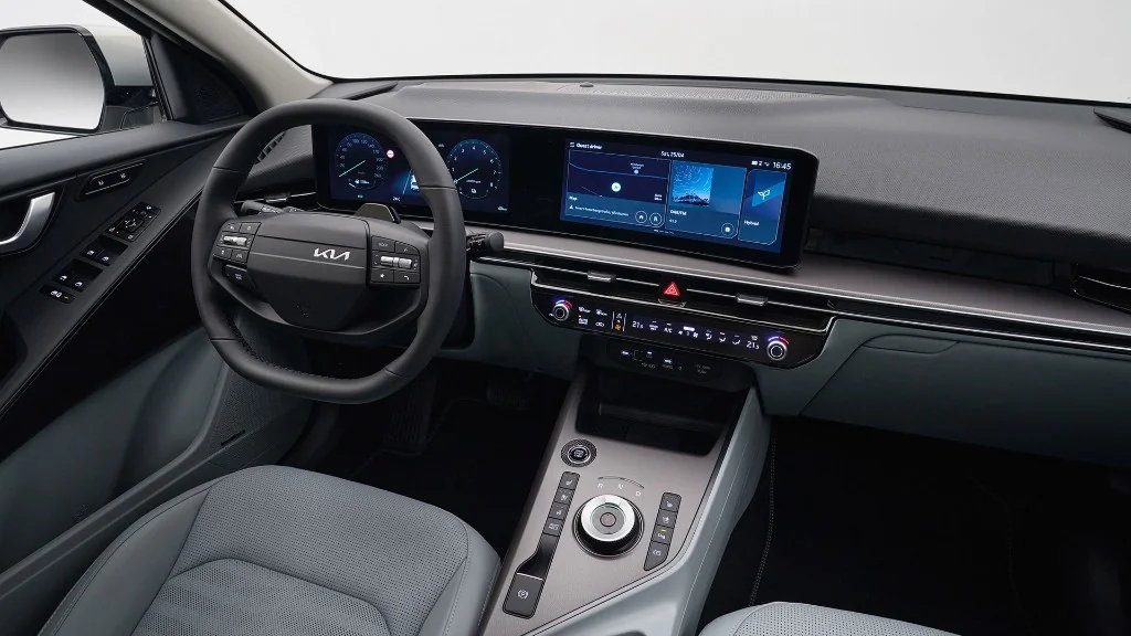 Interiorul noului Kia Niro cu ecran panoramic 2×12,3 inch