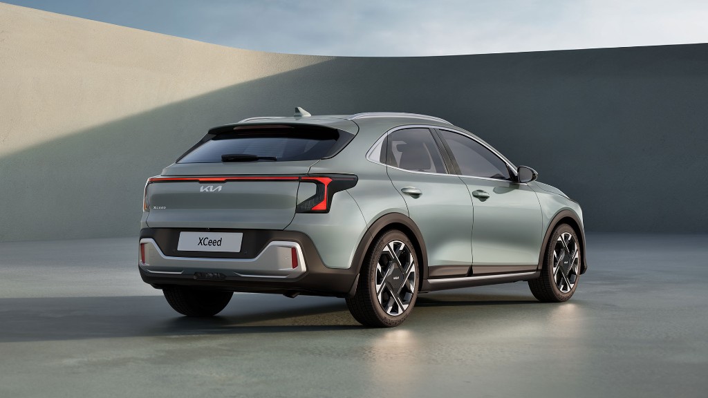 Kia XCeed — vedere spate laterală, studio