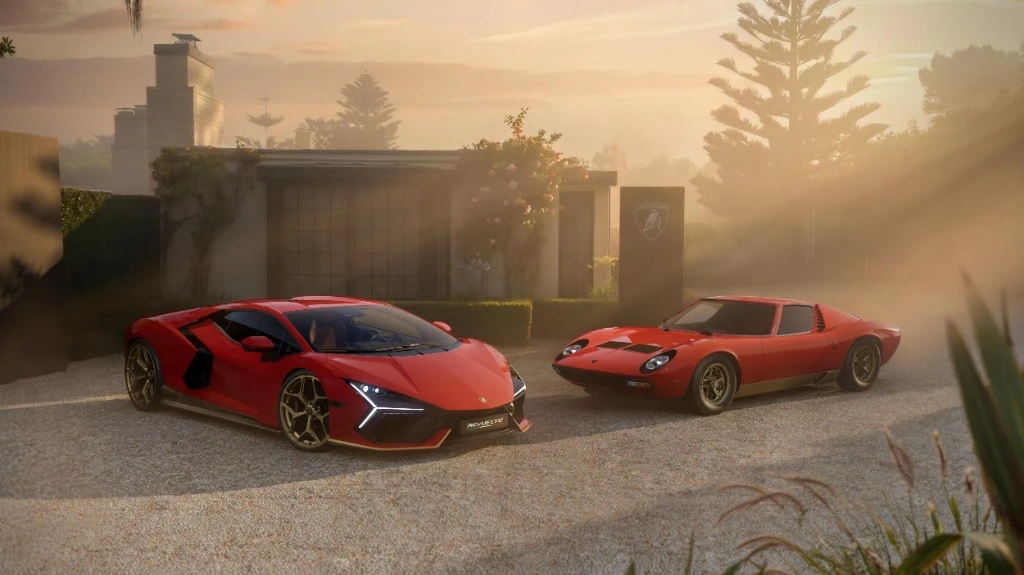 Lamborghini Revuelto Miura 60 Homage alături de un Miura clasic