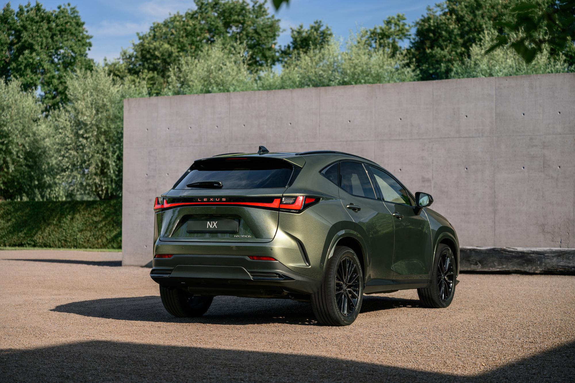 El nuevo Lexus NX restyling, visto desde atrás