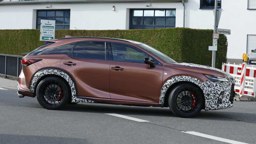 Perfil del prototipo Lexus RX con aletas ensanchadas y suspensión bajada
