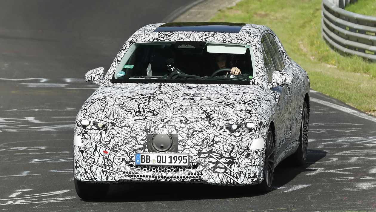 Detalle frontal del futuro Mercedes Clase E eléctrico
