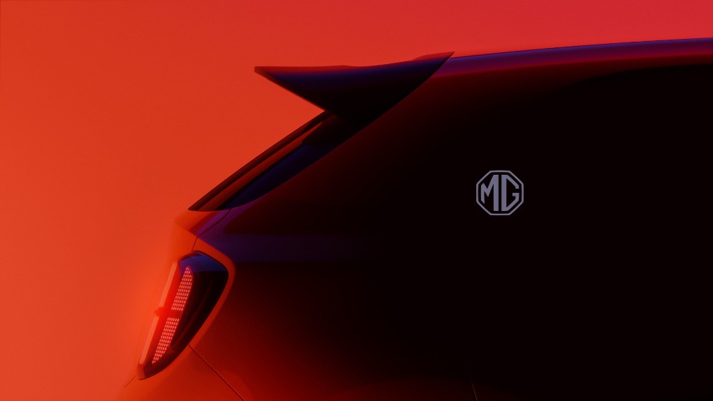 Teaser MG — siluetă spate cu logo și stopuri pixelate