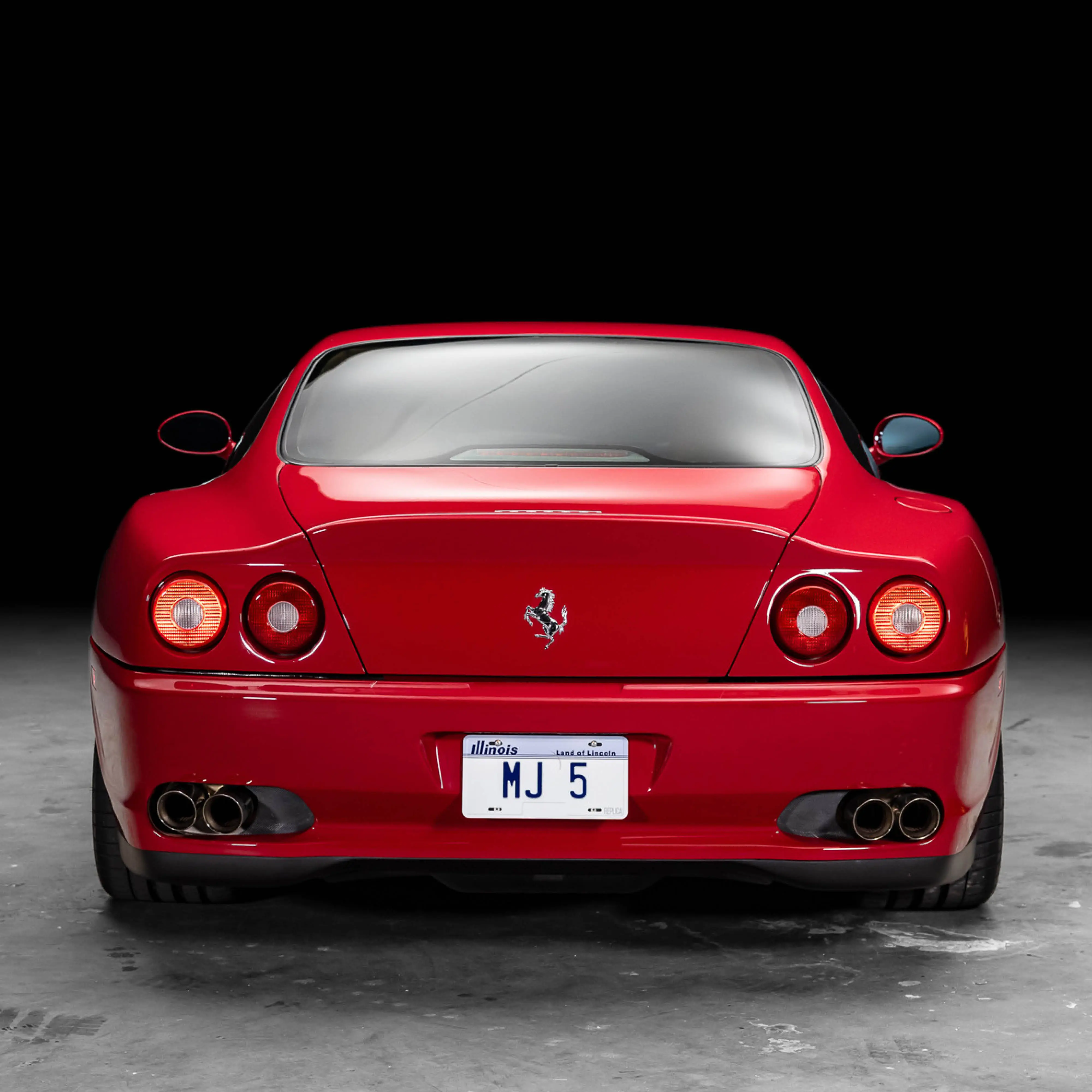 Partea din spate a Ferrari-ului 550 Maranello cu numărul MJ 5