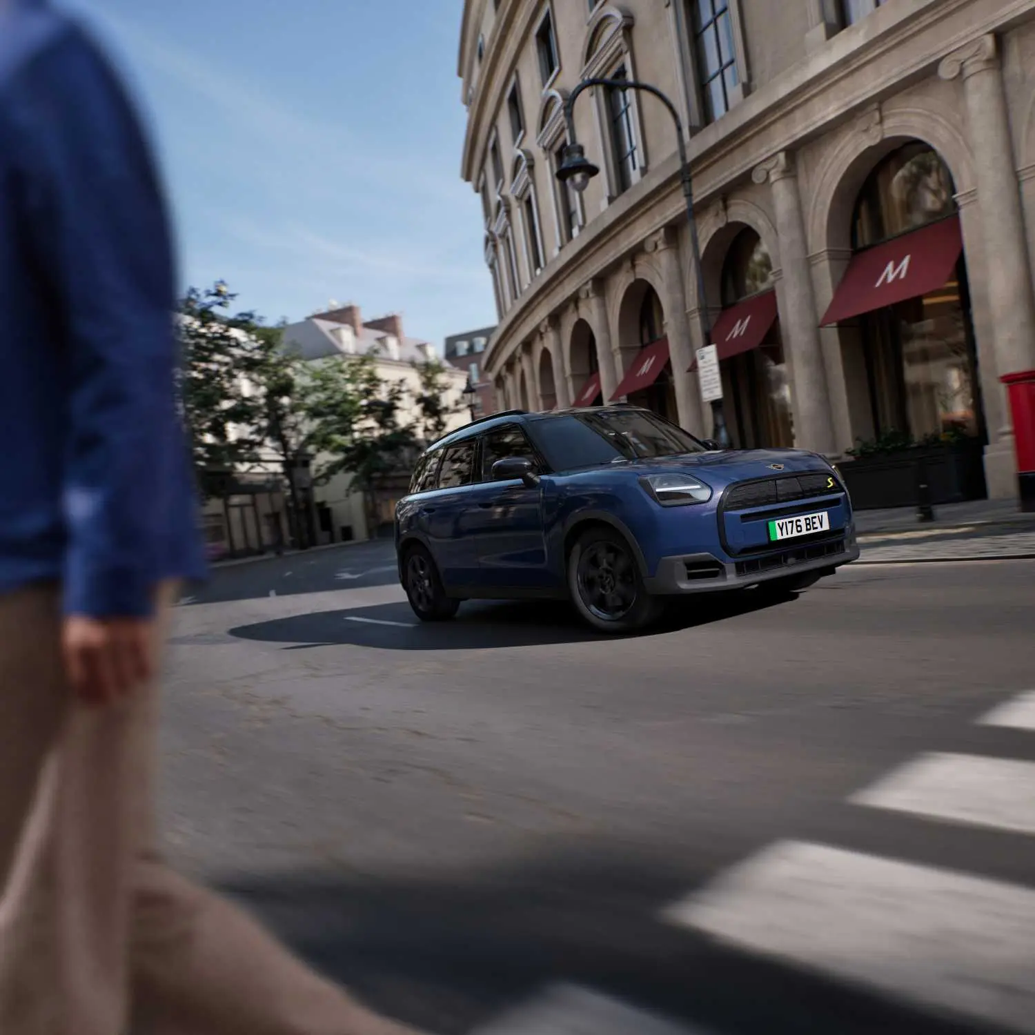 MINI Countryman SE Midnight Edition in movimento