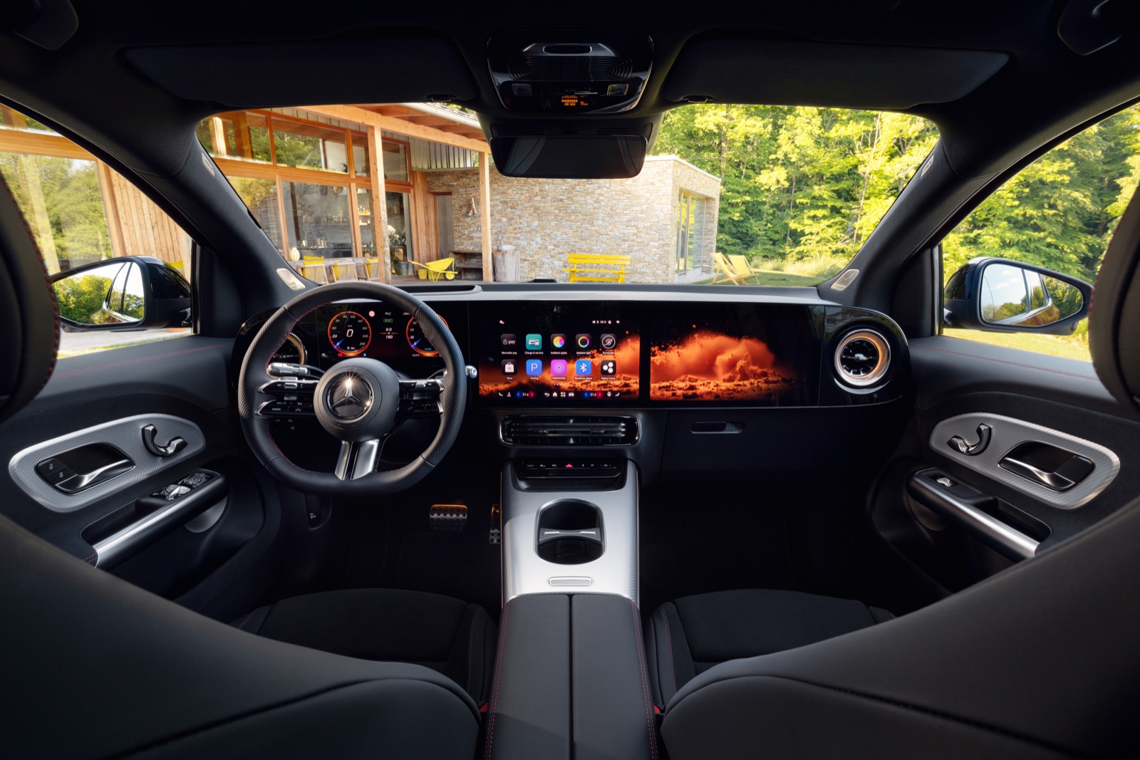 Interiorul noului Mercedes-Benz GLA, cu MBUX Superscreen și trei ecrane