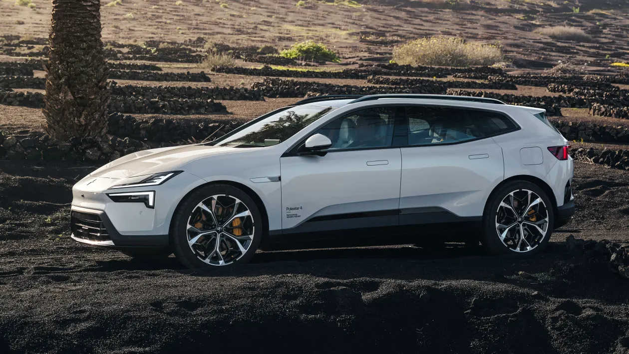 El nuevo Polestar 4 SUV visto de perfil