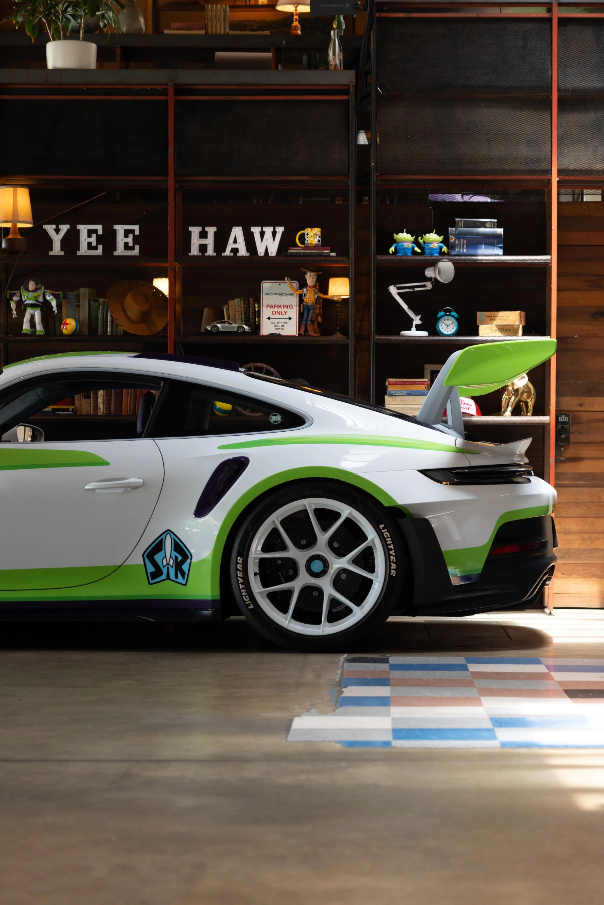 Porsche 911 ediție unică inspirată de personajele din Toy Story, prezentată local