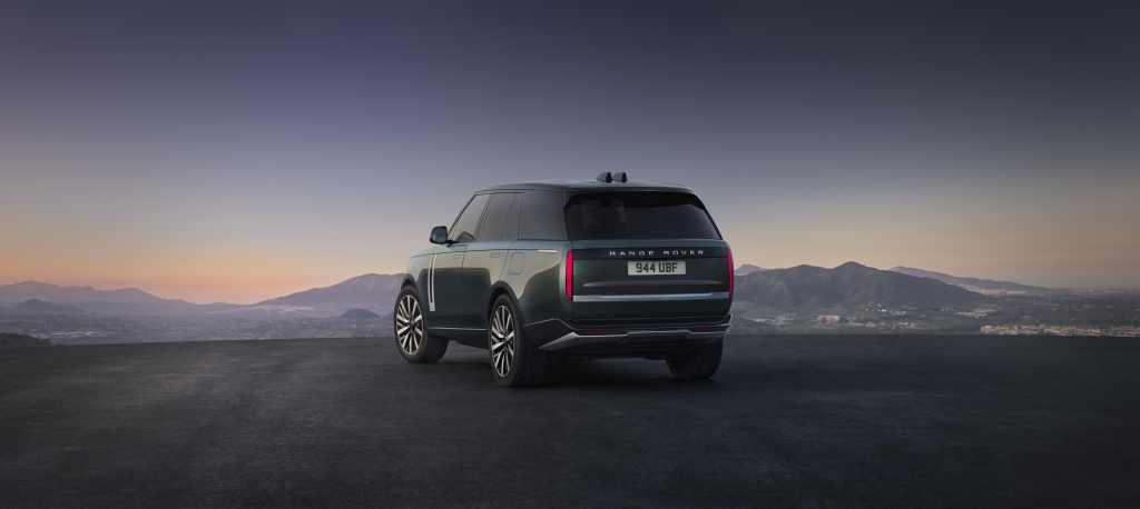 Range Rover Electric fotografiado desde atrás
