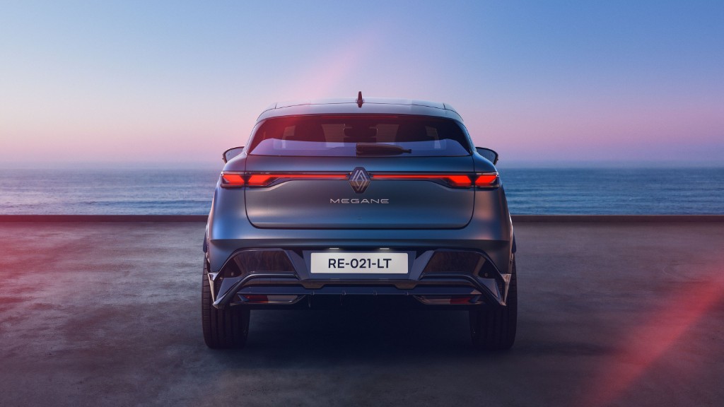 Noul Renault Megane E-Tech electric — semnătură luminoasă spate